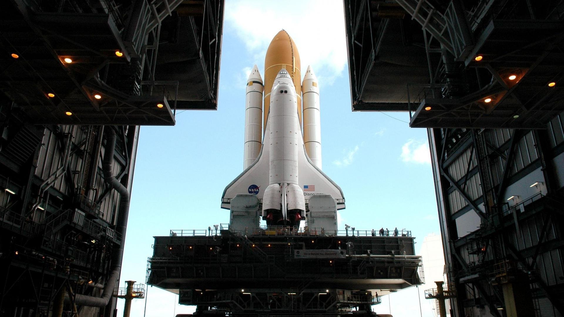 曼联在激烈较量中获胜,积分紧追榜首